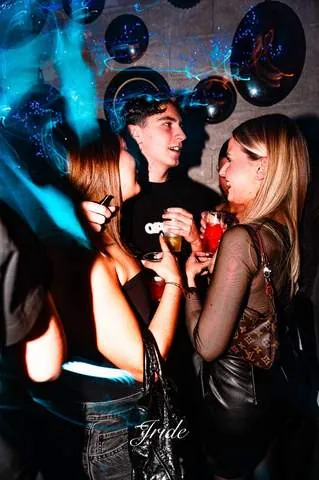 Amici che ballano sotto le luci blu del club