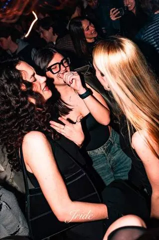 Amiche abbracciate e sorridenti in pista