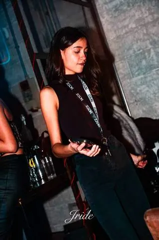 Ragazza in posa con il pass al collo