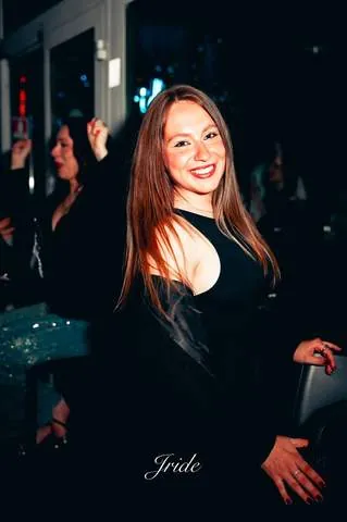 Ragazza sorridente in abito nero