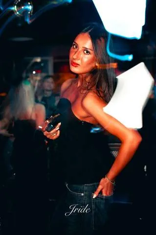Ragazza in posa sotto le luci del locale