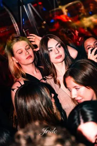Gruppo di ragazze che balla in pista