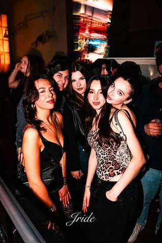 Gruppo di amiche in posa durante la serata