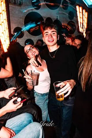 Ragazzi con i drink tra le sfere specchiate