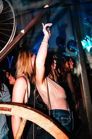 Ragazza che balla con il braccio alzato