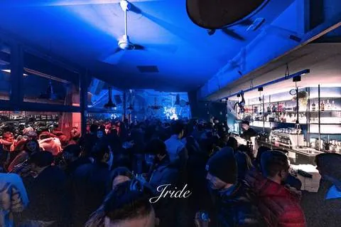 Sala piena illuminata di blu