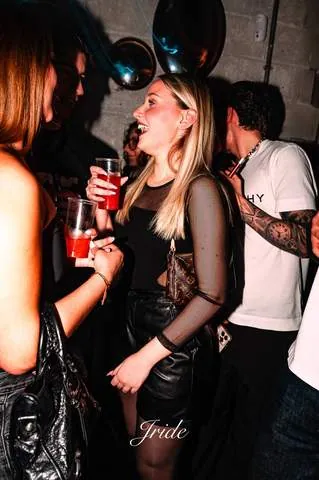 Ragazze con i drink che si divertono in pista