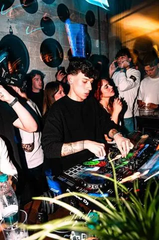 DJ al lavoro in consolle