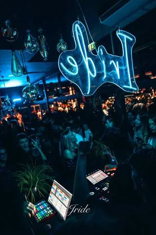 L'insegna al neon Iride sopra la consolle