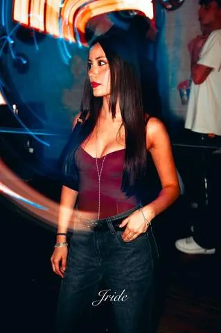 Ragazza in posa con una scia di luce