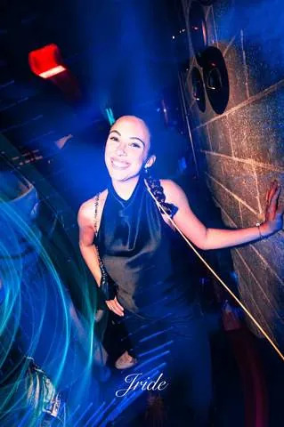 Ragazza sorridente avvolta da scie di luce blu