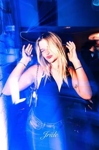 Ragazza che balla sotto la luce blu