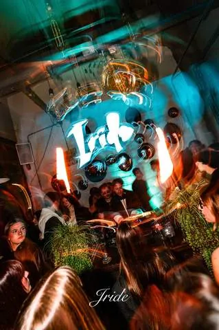 Insegna Iride luminosa sopra la pista in festa