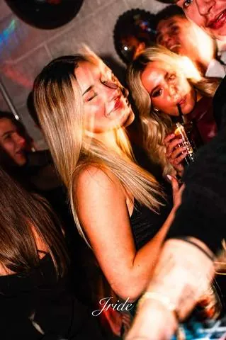 Ragazza bionda che balla sorridendo
