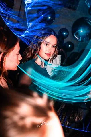 Ragazza tra scie di luce azzurra