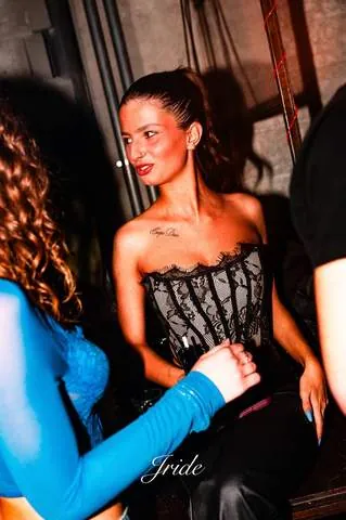 Ragazza sorridente in pista