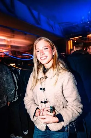 Ragazza sorridente con il cappotto chiaro