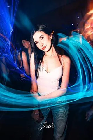 Ragazza tra onde di luce azzurra