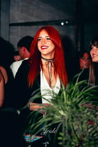 Ragazza dai capelli rossi che sorride alla serata