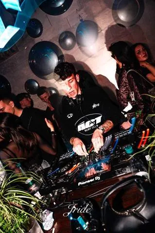 DJ in consolle ripreso dall'alto