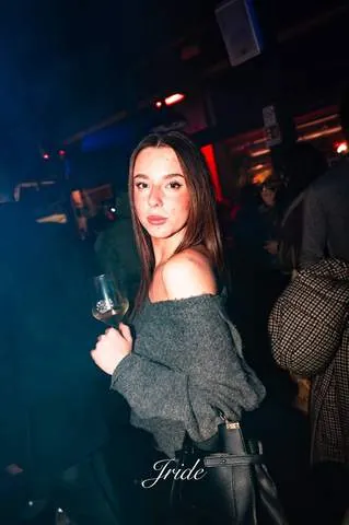Ragazza con un drink in mezzo alla folla