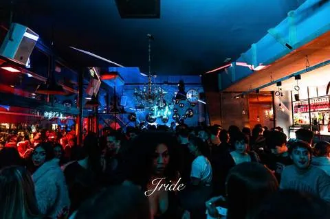 La sala del club piena, vista dall'ingresso