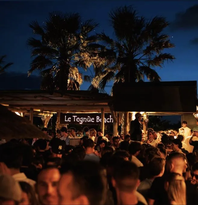 Serata sotto le palme a Le Tegnue Beach
