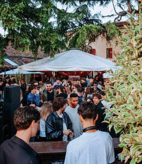 Serata all'aperto a Villa Garziere, tra gazebo e alberi
